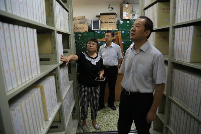 参观档案馆库房